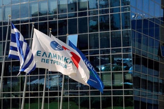 Από τα «ρετιρέ» ξεκινά το κούρεμα μισθών και μπόνους στα ΕΛ.ΠΕ.