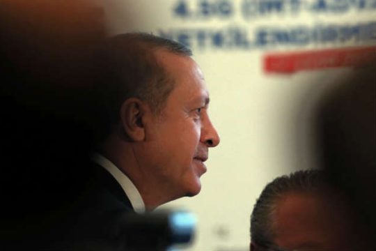 «Αλλεργία» στην κριτική και έφοδος σε κανάλια της αντιπολίτευσης