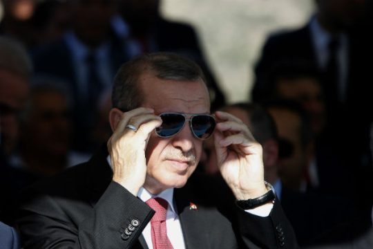 «Θα έρθετε… σαν πρόβατα στο “παράνομο παλάτι”»