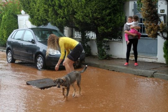 Ένας νεκρός και μία αγνοούμενη από την κακοκαιρία