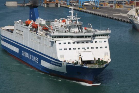 Ξεκίνησε ο απεγκλωβισμός από το πλοίο στην Ηγουμενίτσα