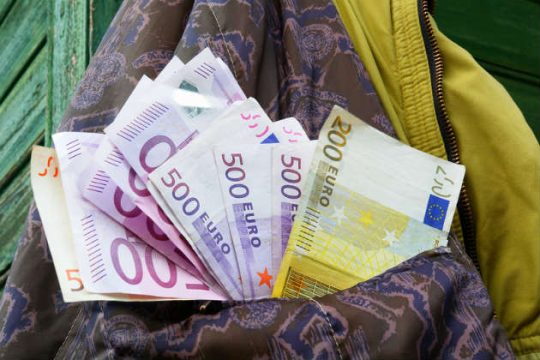 Εφοριακός… «φορολογούσε» υπέρ της τσέπης της!