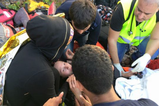 Λέσβος-Προσφυγικό: Γέννησε στην ακτή!