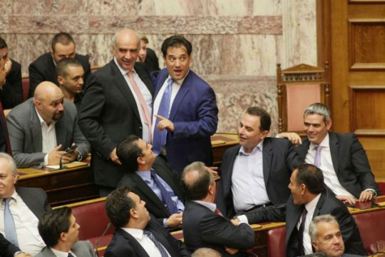 Προεκλογικές «κορώνες» δελφίνων στην κούρσα διαδοχής
