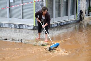 Ενας νεκρός και δεκάδες ζημιές