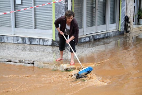 Ενας νεκρός και δεκάδες ζημιές