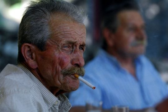Καπνιστές, αγύμναστοι και υπέρβαροι οι Έλληνες