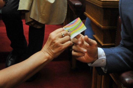 Καθυστέρηση τέλος σε επιδόματα-κάρτα αλληλεγγύης
