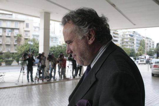 Η τρόικα απαιτεί κατάργηση «εδώ και τώρα» του αγγελιόσημου