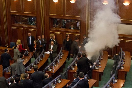 Το… γλεντάνε στη Βουλή του Κοσόβου