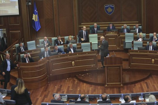 Καπνογόνο μέσα στη Βουλή του Κοσόβου έριξε βουλευτής (βίντεο)