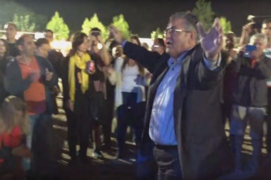 «Βρέχει φόρους στην στράτα μας» η ζεϊμπεκιά Κουτσούμπα