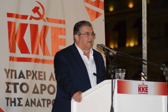Στρέφει τα πυρά στην κυβέρνηση