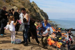 Μια κούκλα για τα προσφυγόπουλα