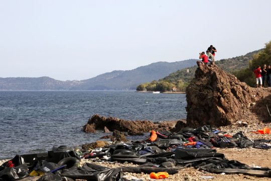 «Ρυπογόνοι» πρόσφυγες και… ακαδημαϊκά ρατσιστικά παραληρήματα