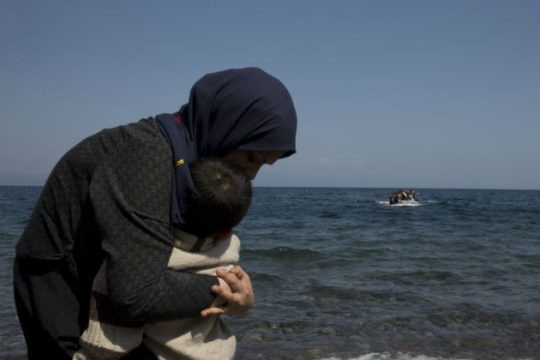 Νεκρό βρέφος στη Λέσβο και προσάραξη σκάφους στη Λέρο