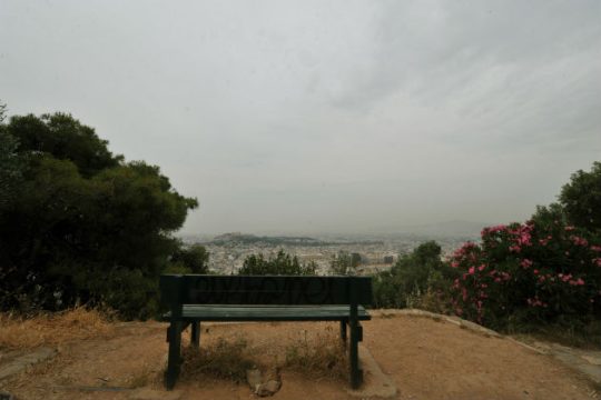 Βροχές στα δυτικά, συννεφιά και σκόνη στα νότια