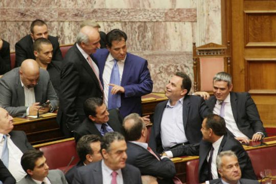 Τα πολυνομοσχέδια… ενώνουν τους «δελφίνους»