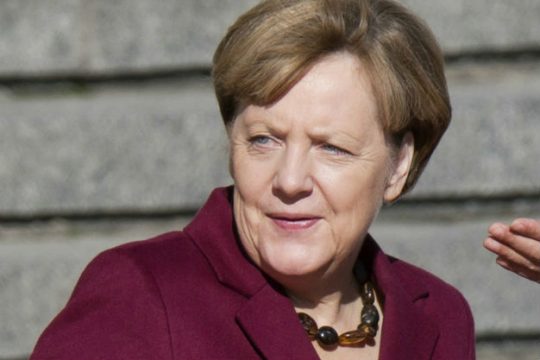 Μηνύσεις κατά της Μέρκελ για «εσχάτη προδοσία»