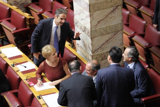Χειραψίες, χαμόγελα και… πηγαδάκια