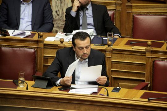 «Κόντρες» στη Βουλή για τις τηλεοπτικές άδειες