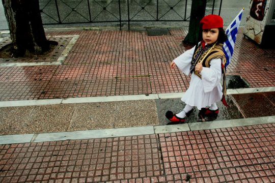 Τα σημαιάκια ανεμίζουν, οι μίζες παρελαύνουν