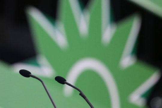 Υπερψηφίζει πρόεδρο Βουλής, καταψηφίζει κυβέρνηση