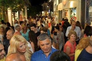 Το νυχτερινό shopping των «Μένουμε Ευρώπη»