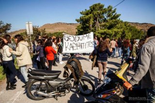 Τα κενά στα σχολεία τους έβγαλαν… στους δρόμους