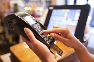 Ετοιμες οι τράπεζες για επέκταση συναλλαγών με «πλαστικό χρήμα»
