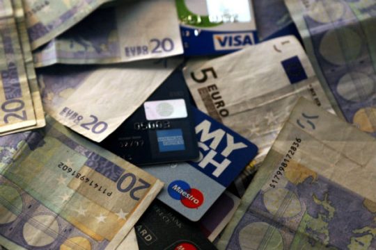 Καθολική απαγόρευση χρήσης μετρητών στις ΔΟΥ