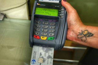 Πιστωτική κάρτα και για επαιτεία