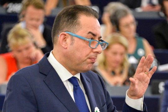 Διαψεύδει «φλερτ» Σοσιαλιστών με ΣΥΡΙΖΑ ο Πιτέλα