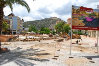 Ροζ ομπρέλες, πλακοστρώσεις και ποταμάκια αξίας 7 εκατ. ευρώ