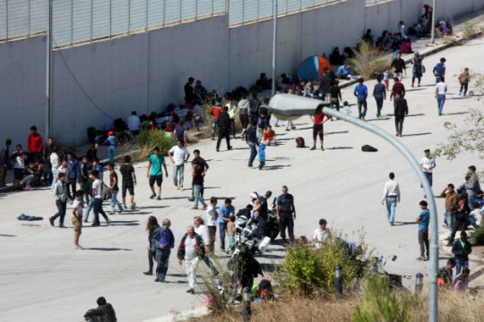 Στο κλειστό Γαλατσίου μεταφέρονται οι πρόσφυγες από την πλ. Βικτωρίας