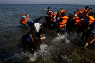 Καταγγελία για επίθεση κουκουλοφόρων σε λέμβο που μετέφερε πρόσφυγες
