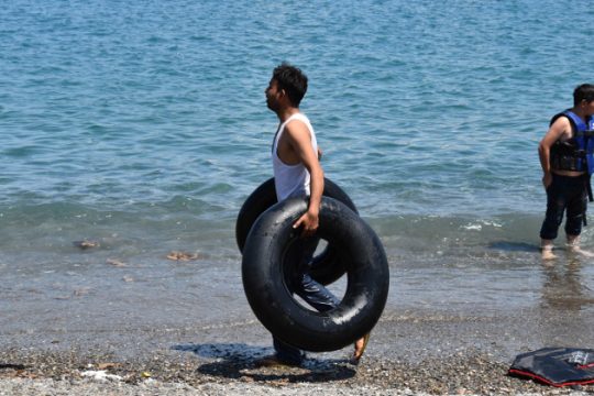 Εντοπίστηκε μέσα στη θάλασσα σώος πρόσφυγας