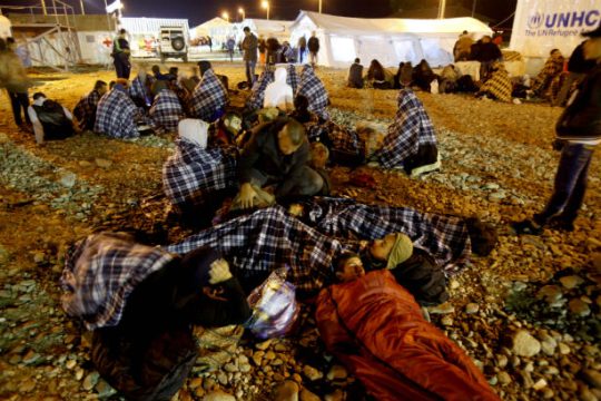 Ε.Ε. προς πρόσφυγες: «Ακολουθήστε τις νόμιμες διαδικασίες»