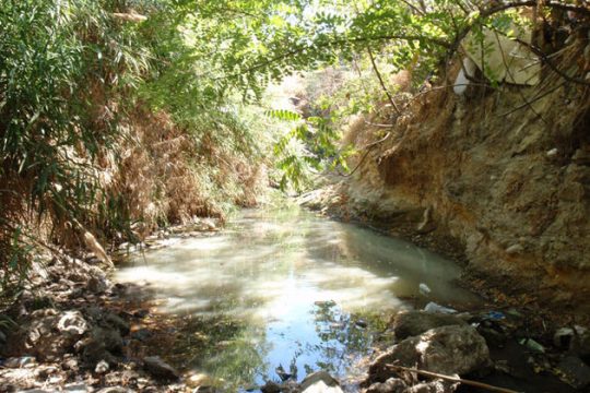 Δύο παρεμβάσεις απειλούν το ρέμα της Πικροδάφνης
