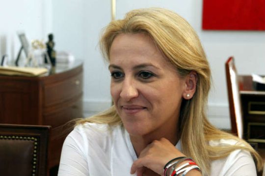 Πόρους και αρμοδιότητες για το προσφυγικό ζητά η Δούρου