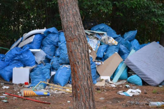 Καλαμαριά: Μετέτρεψαν το άλσος σε χωματερή