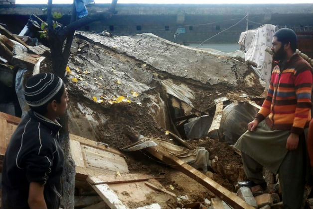 Μάχη στα συντρίμμια του καταστροφικού σεισμού