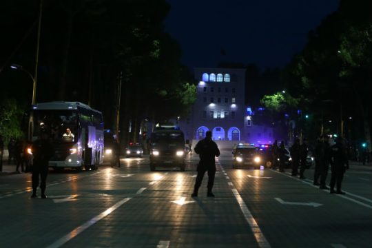 Πέτρες στο πούλμαν της εθνικής Σερβίας