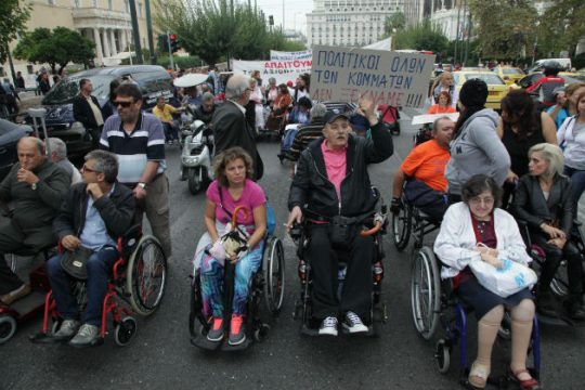 Δυναμική διαμαρτυρία ατόμων με αναπηρία έξω από τη Βουλή