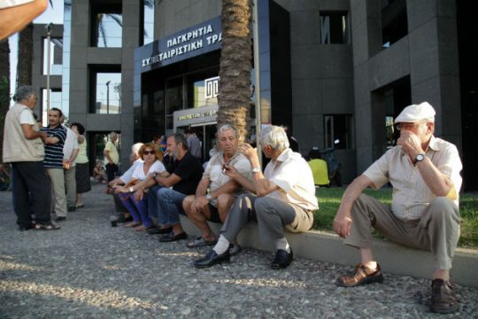 «Τσεκούρι» στις συντάξεις άνω των 1.000 ευρώ
