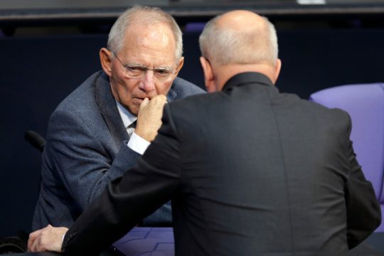 «Κάλυψη» σε Μέρκελ με το βλέμμα σε Ελλάδα – Ιταλία