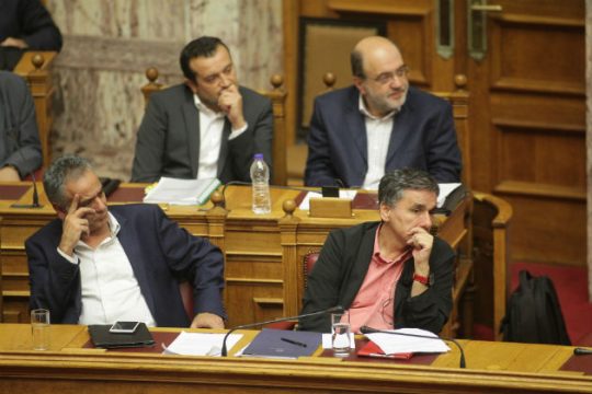 «Κατοστάρι» για δύο πολυνομοσχέδια και δύο δισ.