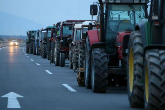 Κλείνουν τις εθνικές για να… μείνουν στα χωράφια