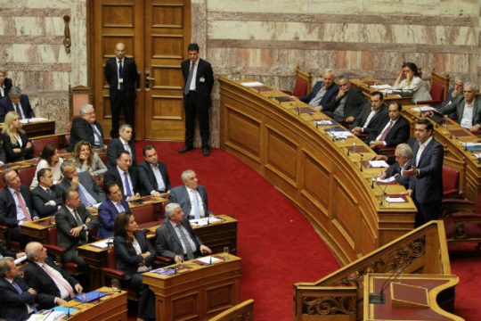 «Άναψαν τα αίματα» στη Βουλή