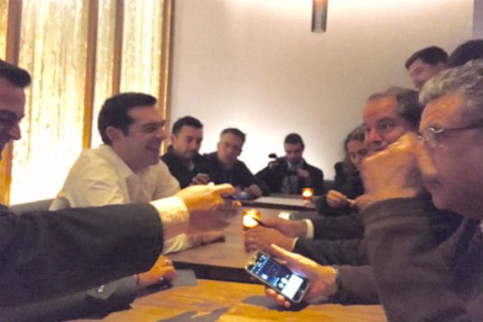 «Χαλαρή» συνάντηση Τσίπρα – δημοσιογράφων στη Νέα Υόρκη